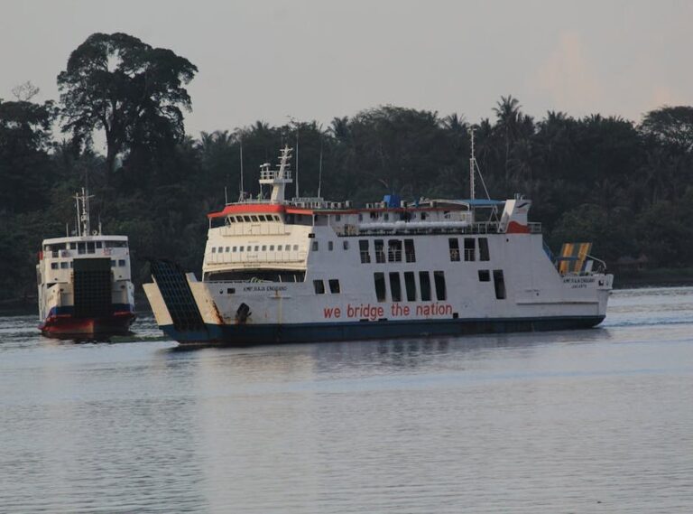 tenggelamnya kapal van der wijck full movie with malay subtitle